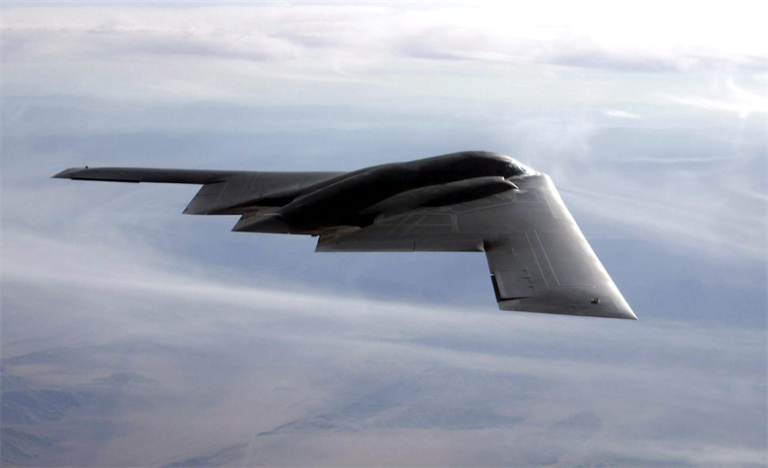 SUA au trimis bombardiere invizibile  și personal militar în Marea Britanie