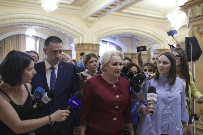 Viorica Dăncilă: Dacă nu vom primi votul de încredere, Guvernul rămâne la forma iniţială şi venim cu o altă formulă