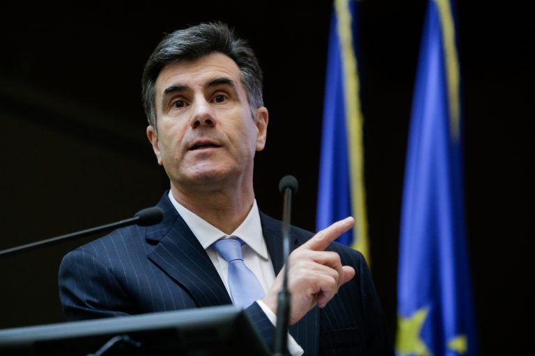Lucian Croitoru, BNR: Salariile ar trebui îngheţate cel puţin doi ani, pentru a evita intrarea României în recesiune