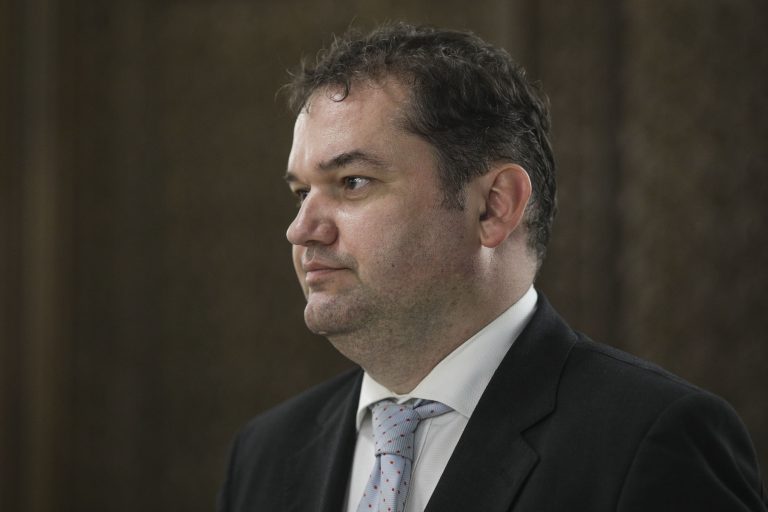 Ministrul Dezvoltării: Pe anumite programe de investiţii avem datorii / Prioritatea este plata facturilor restante