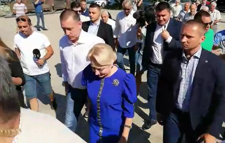 Viorica Dăncilă, aşteptată de protestatari la Constanţa, care i-au strigat “Analfabeta”
