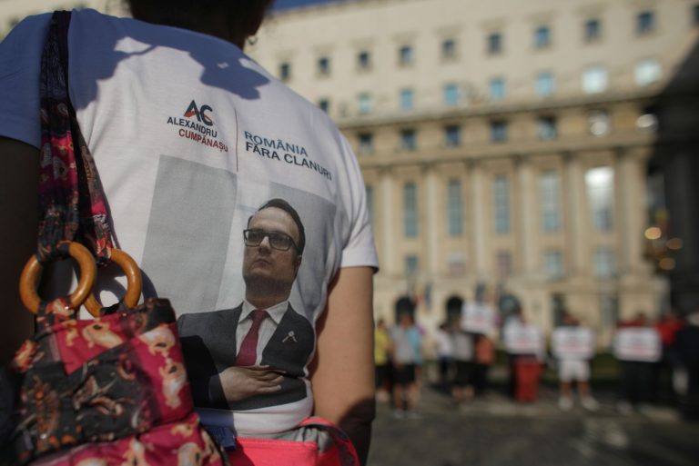 Doar câteva zeci de persoane au venit la protestul lui Cumpănașu