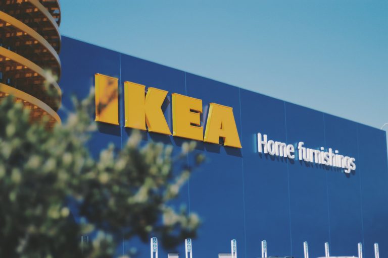 Ikea, despăgubiri de 46 mil. dolari părinţilor unui copil omorât de o comodă