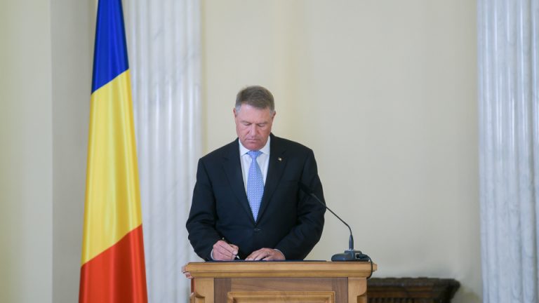 Președintele Iohannis l-a decorat pe militarul român ucis în Kabul cu Ordinul Naţional „Steaua României”