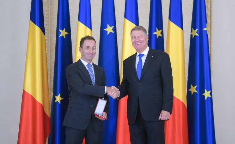 Președintele Iohannis l-a decorat pe alpinistul Horia-Dan Colibăşanu cu Ordinul “Steaua României”