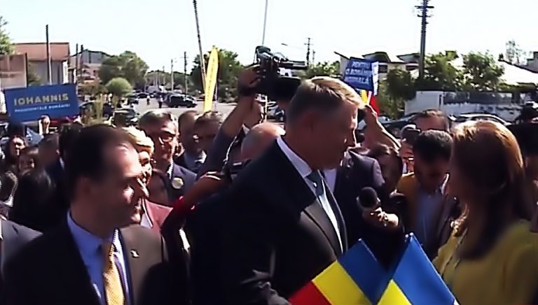 Klaus Iohannis, primit cu urale la Craiova, fieful PSD