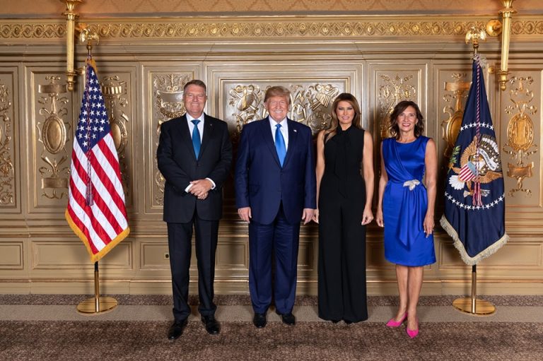 Președintele Iohannis și soția, fotografie cu Donald și Melania Trump