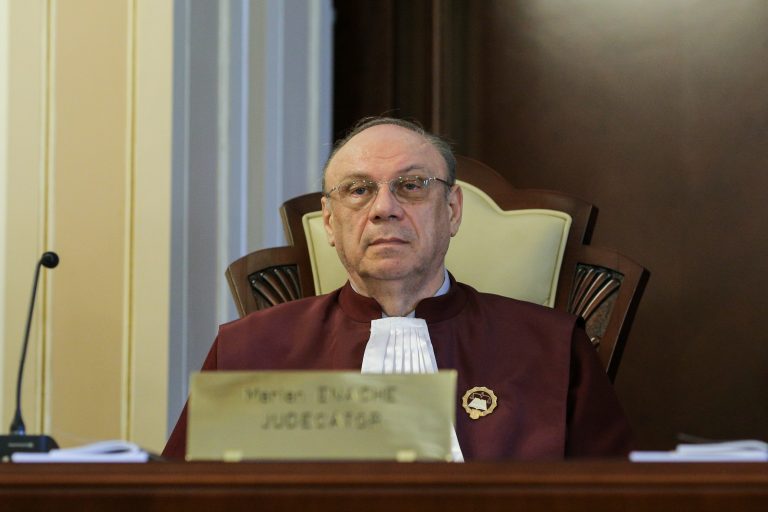 Judecătorul CCR Enache ia 812.982 lei salariu, 2 pensii și 2 îndemnizații