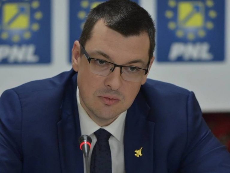 Lege pentru ca Ziua Victoriei să fie sărbătorită în 8 mai, alături de aliaţii NATO, nu în 9 mai, cum a vrut Stalin
