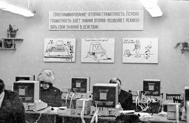 VIDEO Povești ale Războiului Rece: Gașca de „tocilari” sovietici care a adus Internetul în Rusia