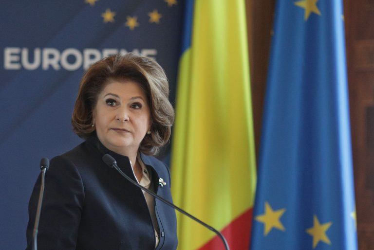 Scandal în PSD: Un deputat îi cere Rovanei Plumb să-şi ia ”grupul de interese” şi să plece