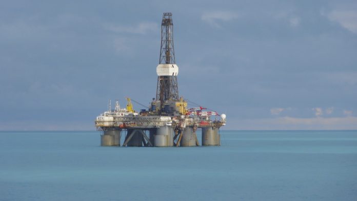 Semi-submersible_oil_drilling_rig