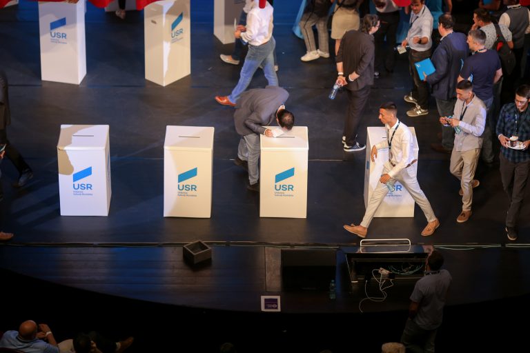 O fi greu de acceptat, dar USR are ce învăța de la PSD, PNL și UDMR