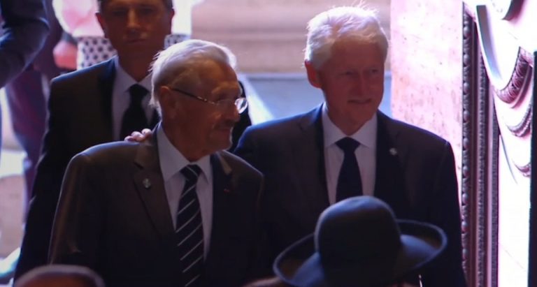 Bill Clinton și Emil Constantinescu, umăr la umăr la înmormânarea lui Jacques Chirac