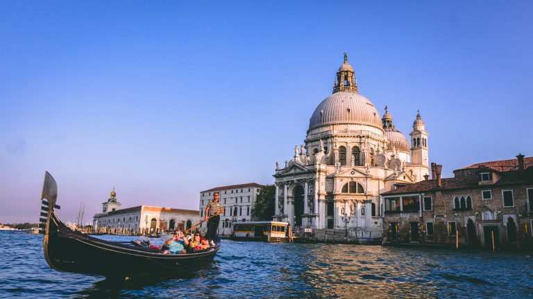 “Un decret care nu strigă, ci face”. Italia își înăspreşte politica de expulzare a imigranților