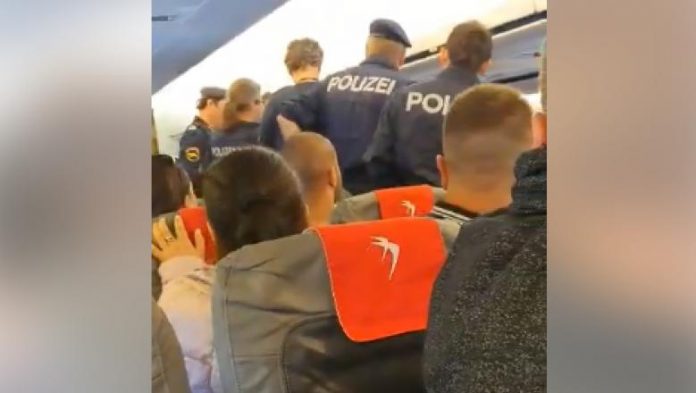 Un avion a aterizat de urgență la Viena, după ce un pasager român a bătut o stewardesă