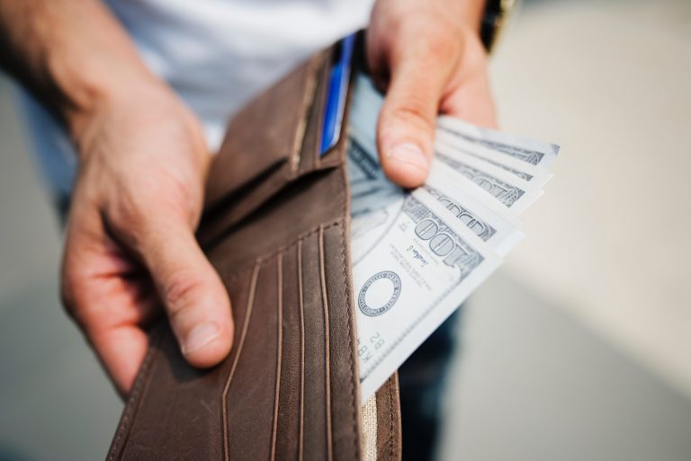 Mai multe state oferă bani populaţiei, pentru a combate efectele Covid 19. Ce sume sunt acordate