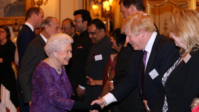 Boris Johnson, blocat și de Regina Elisabeta a II-a