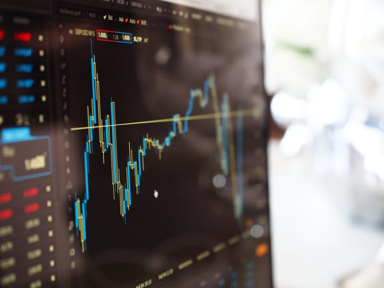 Bursele urcă la niveluri record, aurul depășește 1.500 de dolari uncia