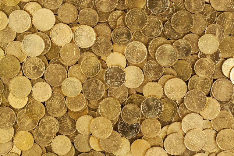Un instalator a descoperit 30 de kilograme de monede de aur, în valoare de 2,3 milioane de euro, în timpul unor reparaţii la o vilă veche