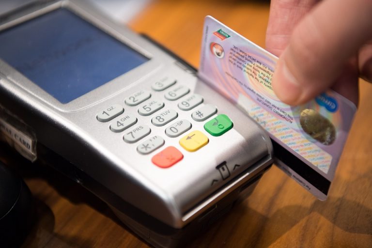 Schimbări majore, de sâmbătă, la plățile cu cardul