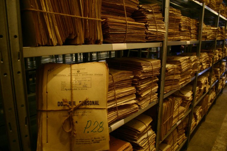 SRI anunţă că a predat CNSAS mii de documente ale fostei Securităţi