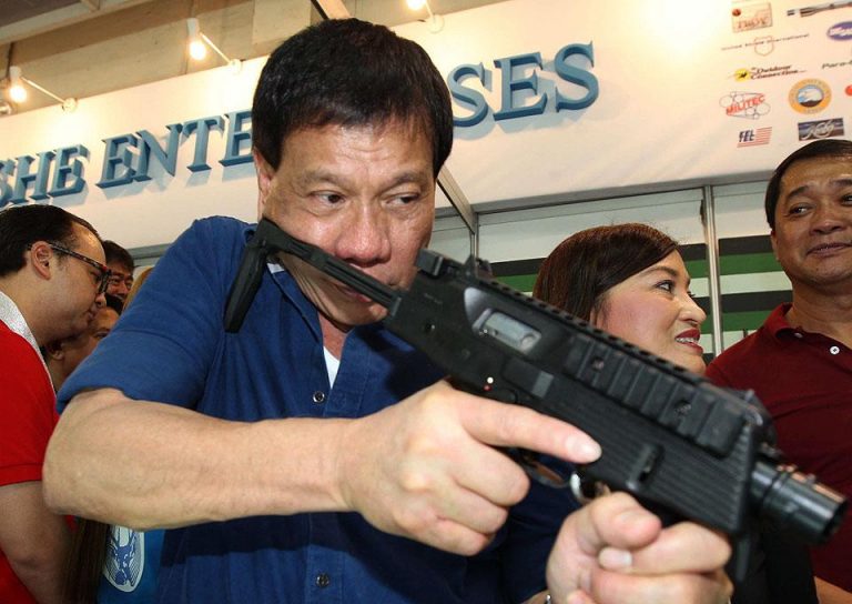 VIDEO | Rodrigo Duterte, președintele filipinez, dă sfaturi împotriva COVID-19: Dați cu benzină dacă nu aveți dezinfectant