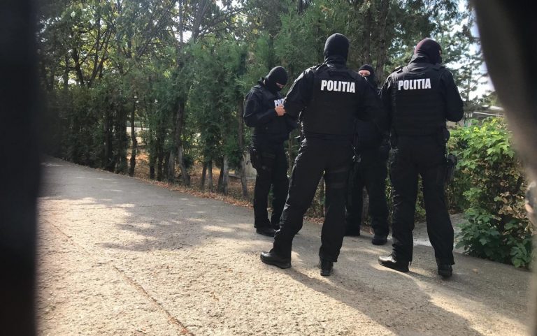 Şeful Serviciului Permise Giurgiu şi un primar au fost reținuți