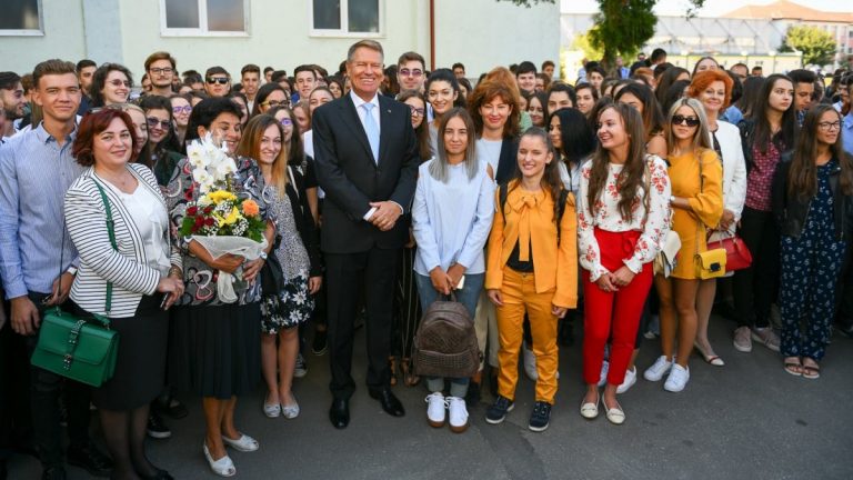 Politicieni în prima zi de școală: Iohannis, la București, Dăncilă, la Hunedoara