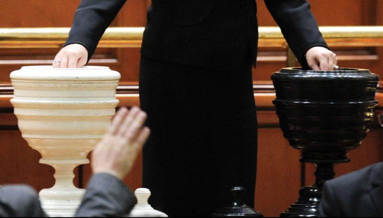 Inițiatorii moţiunii de cenzură: Guvernul Dăncilă trebuie demis de urgenţă!