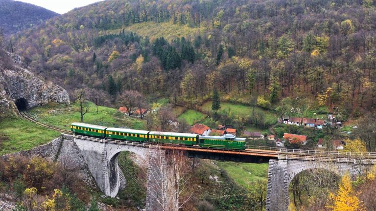 Pe calea ferată Oravița-Anina se va merge doar în weekend, anunță CFR