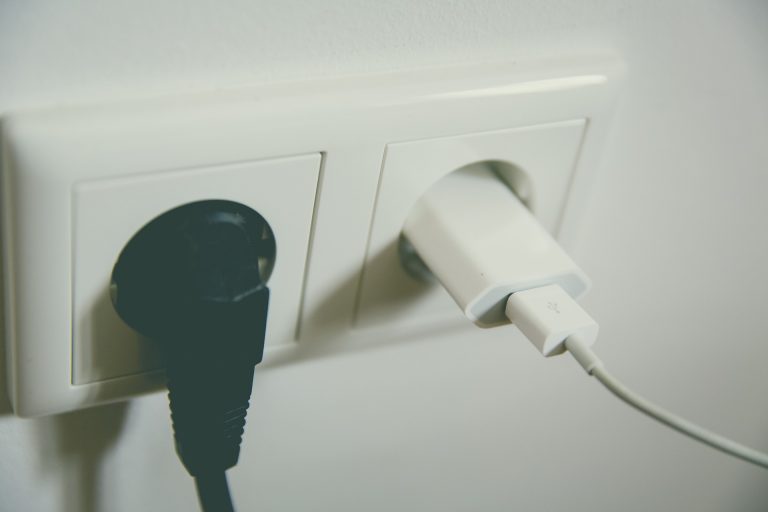 Cu cât îți „umflă” factura  de electricitate un televizor lăsat în priză