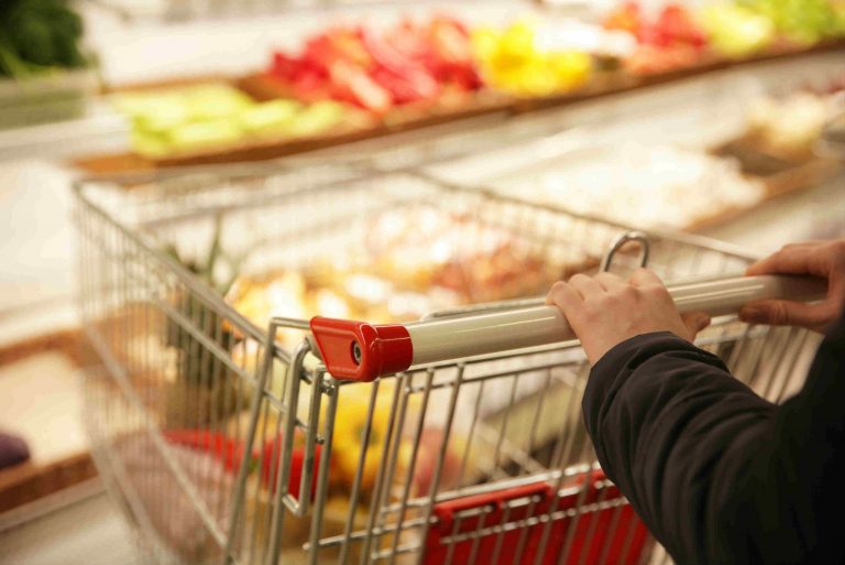Ungaria obligă hipermarketurile străine să cedeze pentru acţiuni sociale alimentele care expiră în 48 de ore