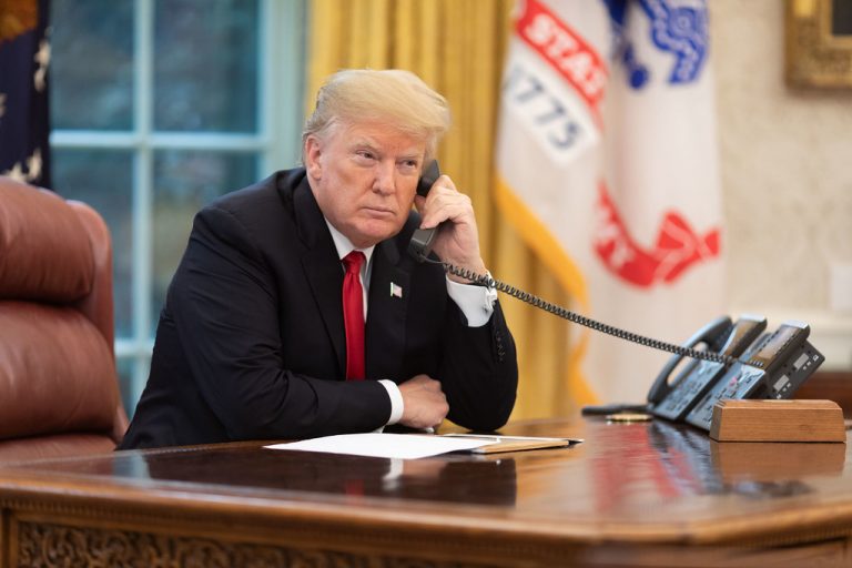 „Este o tentativă nerușinată”. Avocaţii lui Trump au prezentat argumentele contra destituirii