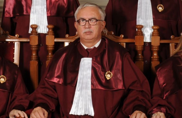 Fost președinte CCR: Și președintele, și premierul sunt în afara Constituției