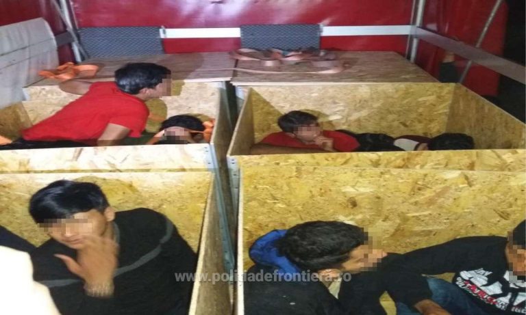 20 de imigranți ascunși în cutii de lemn, găsiți într-o utilitară care voia să iasă din România