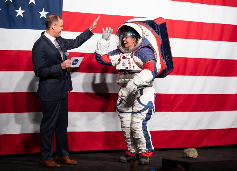 NASA a prezentat noile costume “patriotice” pentru astronauții care vor merge pe Lună