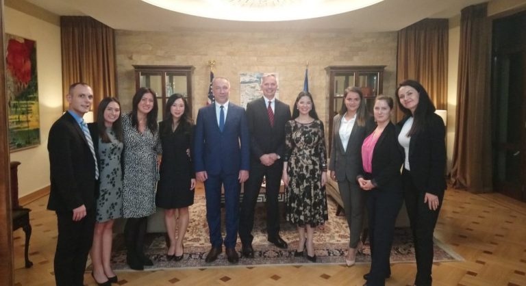 Cum o sfidează Ana Birchall pe Viorica Dăncilă