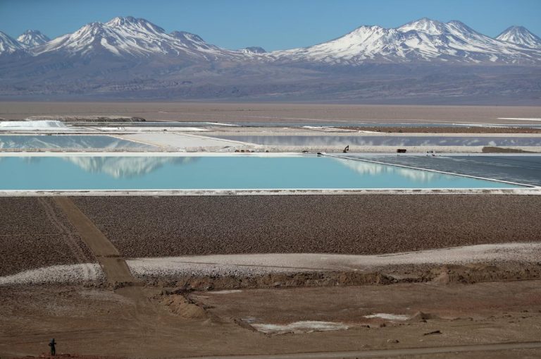 Protestele la exploatările de litiu din Atacama afectează producţia de baterii pentru vehicule electrice, laptopuri şi telefoane mobile