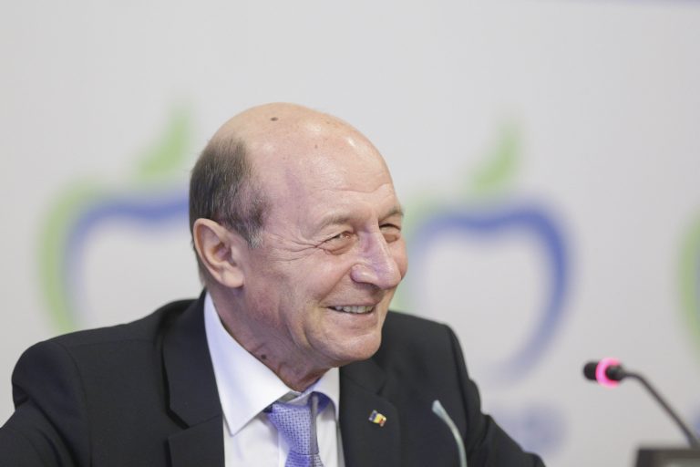 Băsescu, după victoria lui Iohannis: „Putem să-l declarăm rege cu scorul ăsta. E scor de uns al lui Dumnezeu”