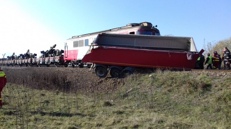 Un tren militar a deraiat lângă Sibiu după ce a lovit un camion
