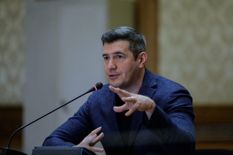 TVR trebuie să-i plătească lui Dragoş Pătraru penalităţi de reziliere de 29.850 de euro