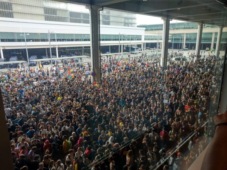 Separatiștii catalani au blocat aeroportul din Barcelona, după ce liderii lor au fost trimiși la închisoare