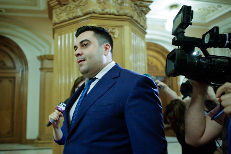 „Cetățeanul Răzvan Cuc” amenință că va depune plângere penală împotriva fostei șefe TAROM