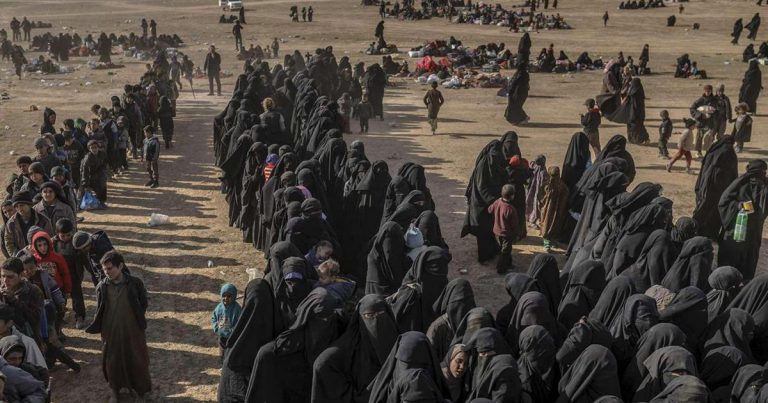 OSDO: Anarhie în taberele ISIS păzite de kurzi. 100 de persoane au evadat