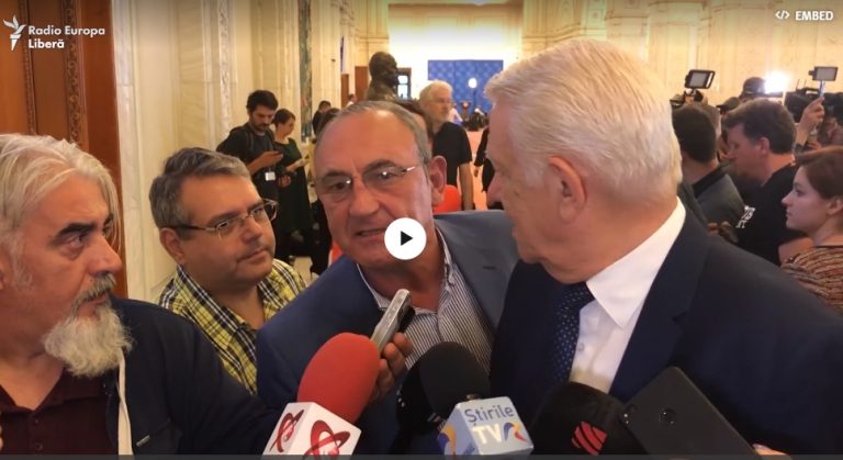 VIDEO  Teodor Meleșcanu, apostrofat pe holurile Parlamentului: ”Du-te acasă că ești bătrân și senil! Trădător de țară!”