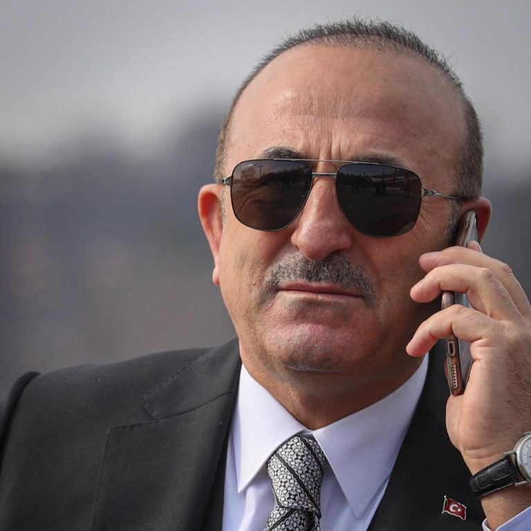 Ministrul turc de Externe îl compară pe Macron cu „un cocoș care cântă în timp ce picioarele i se afundă în noroi”