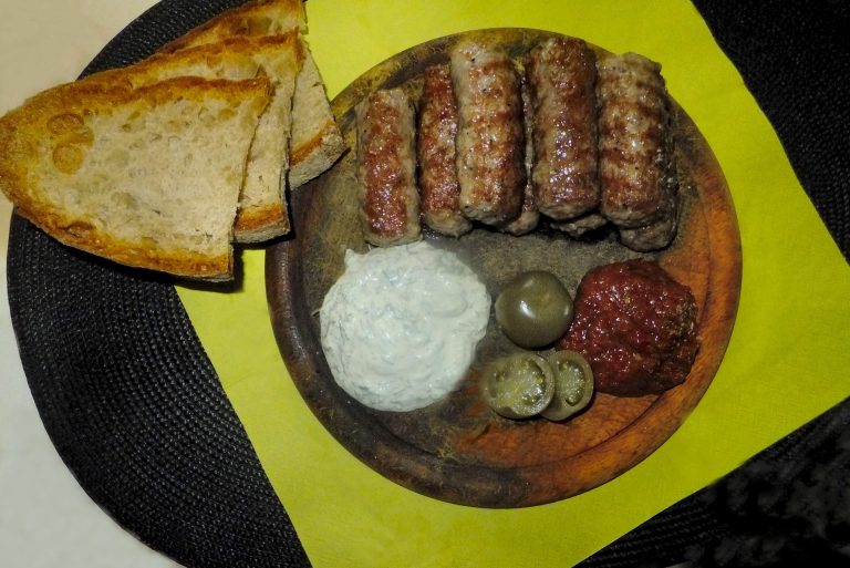 Două restaurante celebre din București, închise de Protecția Consumatorilor