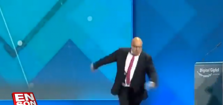 VIDEO | Ministrul german al Economiei și-a rupt nasul după ce a căzut de pe scenă la o conferinţă
