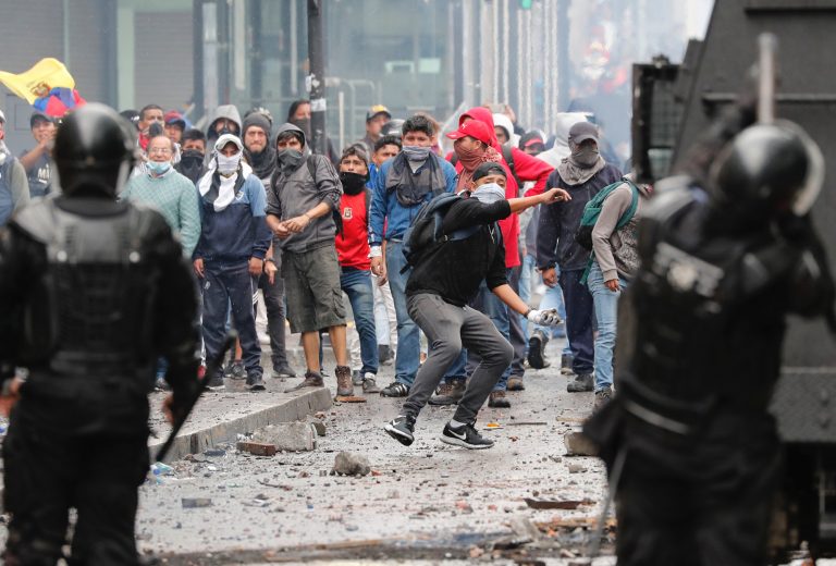 Scumpirea carburanţilor cu peste 100% provoacă stare de urgenţă în Ecuador, din cauza grevelor şi blocajelor